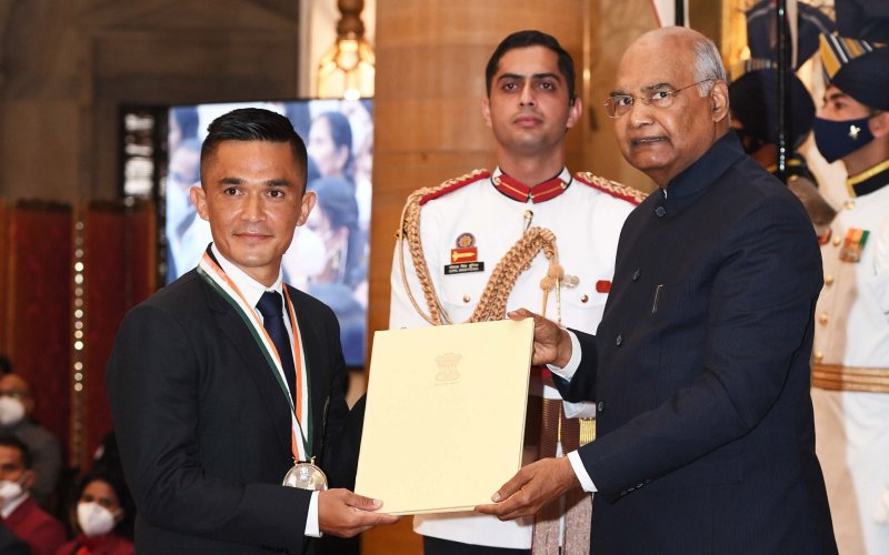 Sunil Chhetri receives the Major Dhyan Chand Khel Ratna Award from President Ramnath Kovind